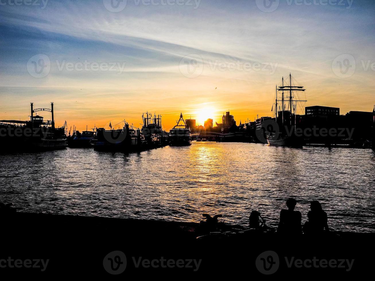 vista hdr de la ciudad de hamburgo al atardecer foto