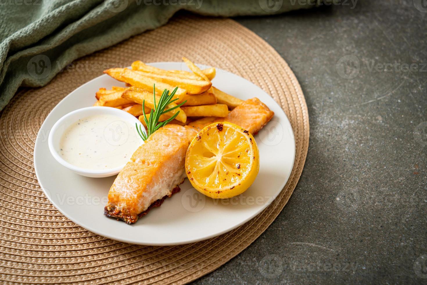 salmón frito pescado y patatas fritas foto