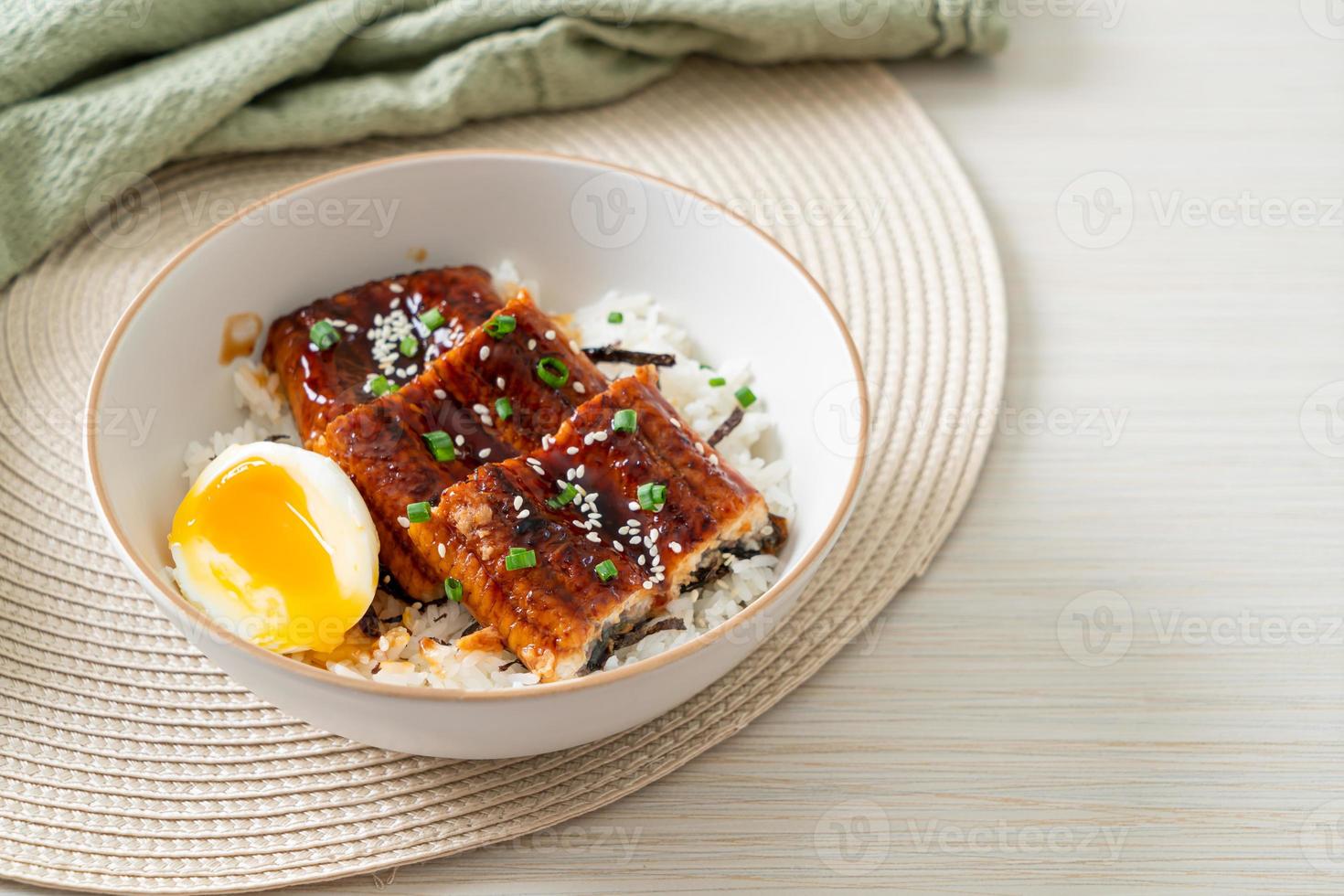 tazón de arroz de anguila o tazón de arroz unagi foto