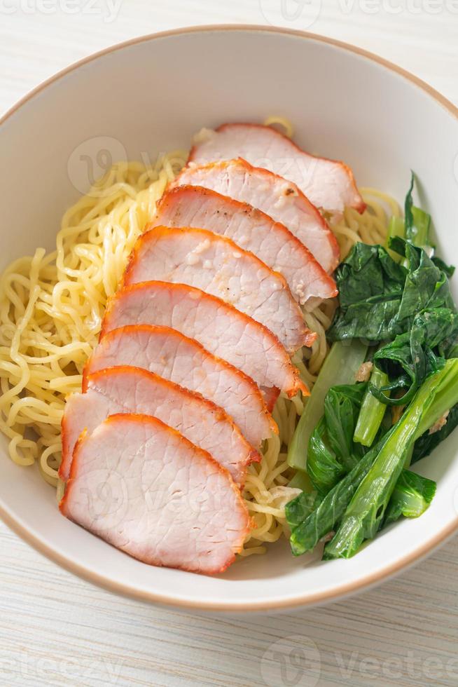 Fideos de cerdo rojo a la barbacoa con sopa foto