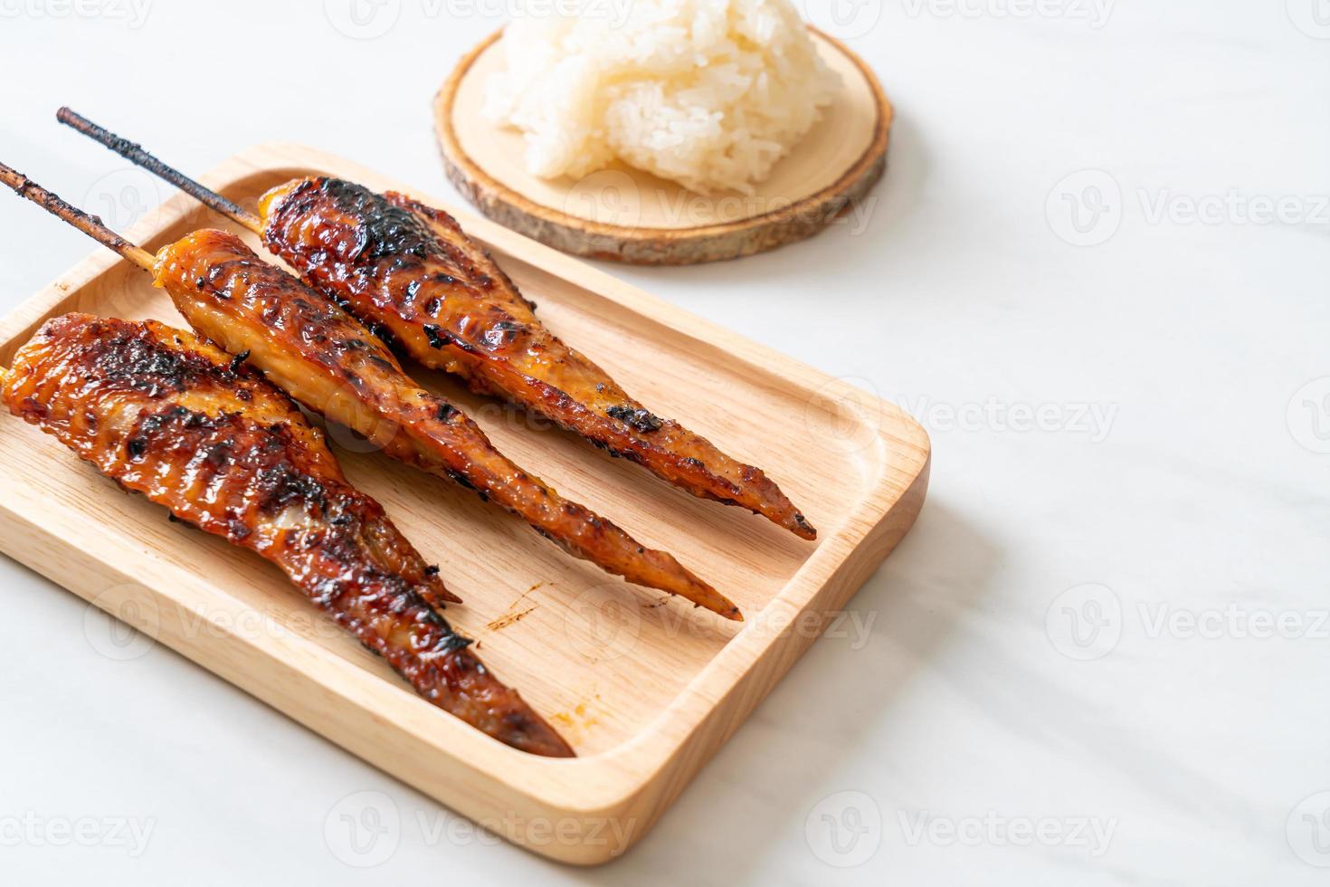 brocheta de alitas de pollo a la parrilla foto