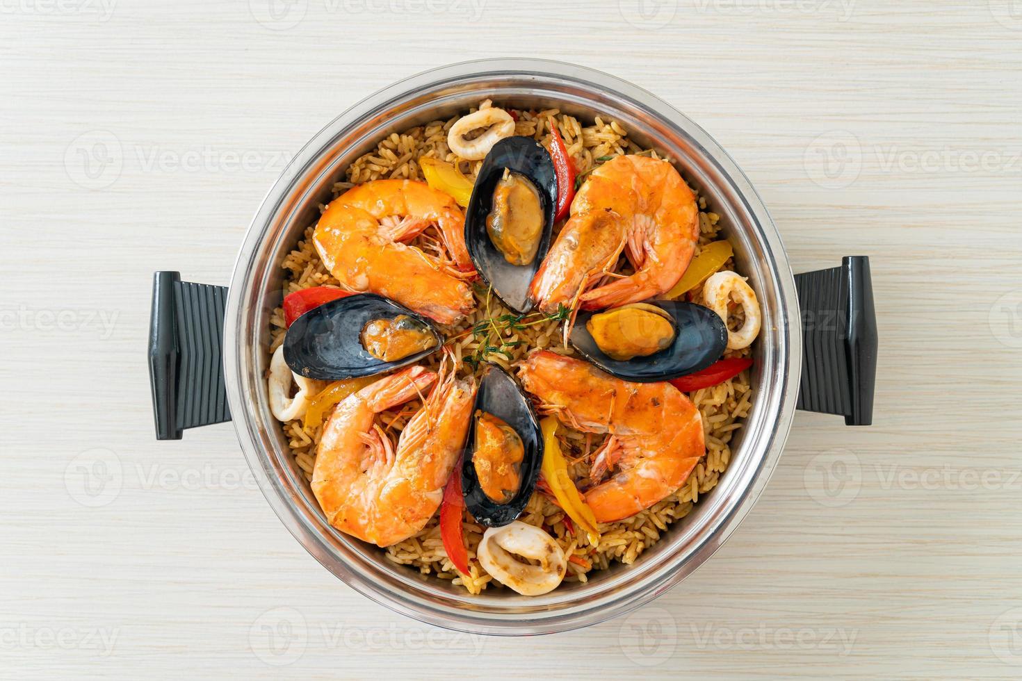 paella de marisco con gambas, almejas, mejillones sobre arroz con azafrán foto