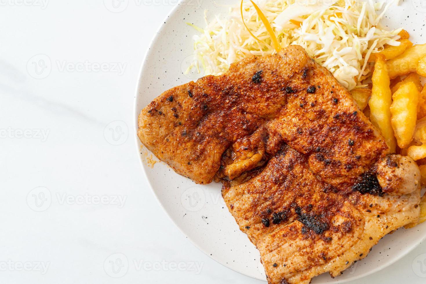 Filete de cerdo a la parrilla picante con papas fritas foto