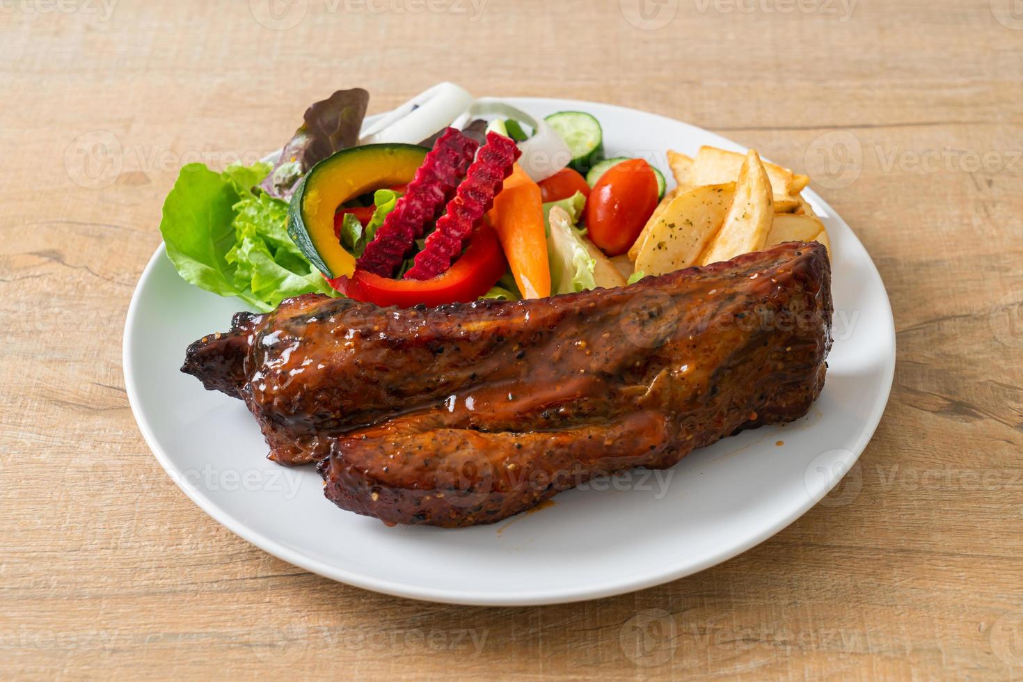 costillas de cerdo a la barbacoa con verduras foto