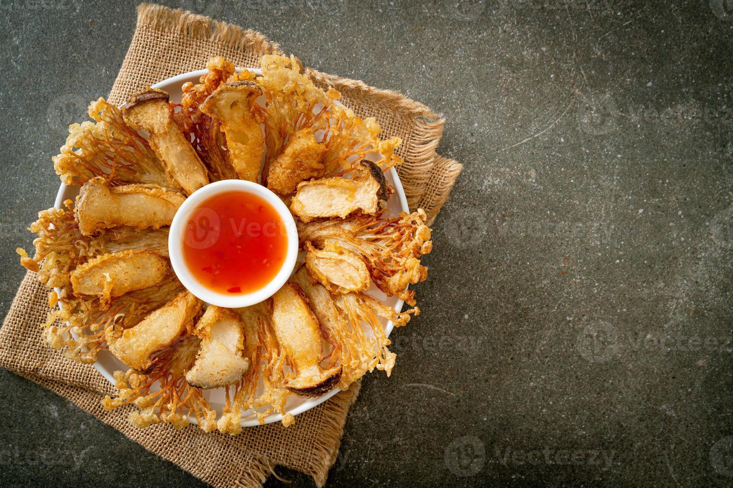 hongo enoki frito y hongo ostra rey con salsa picante foto