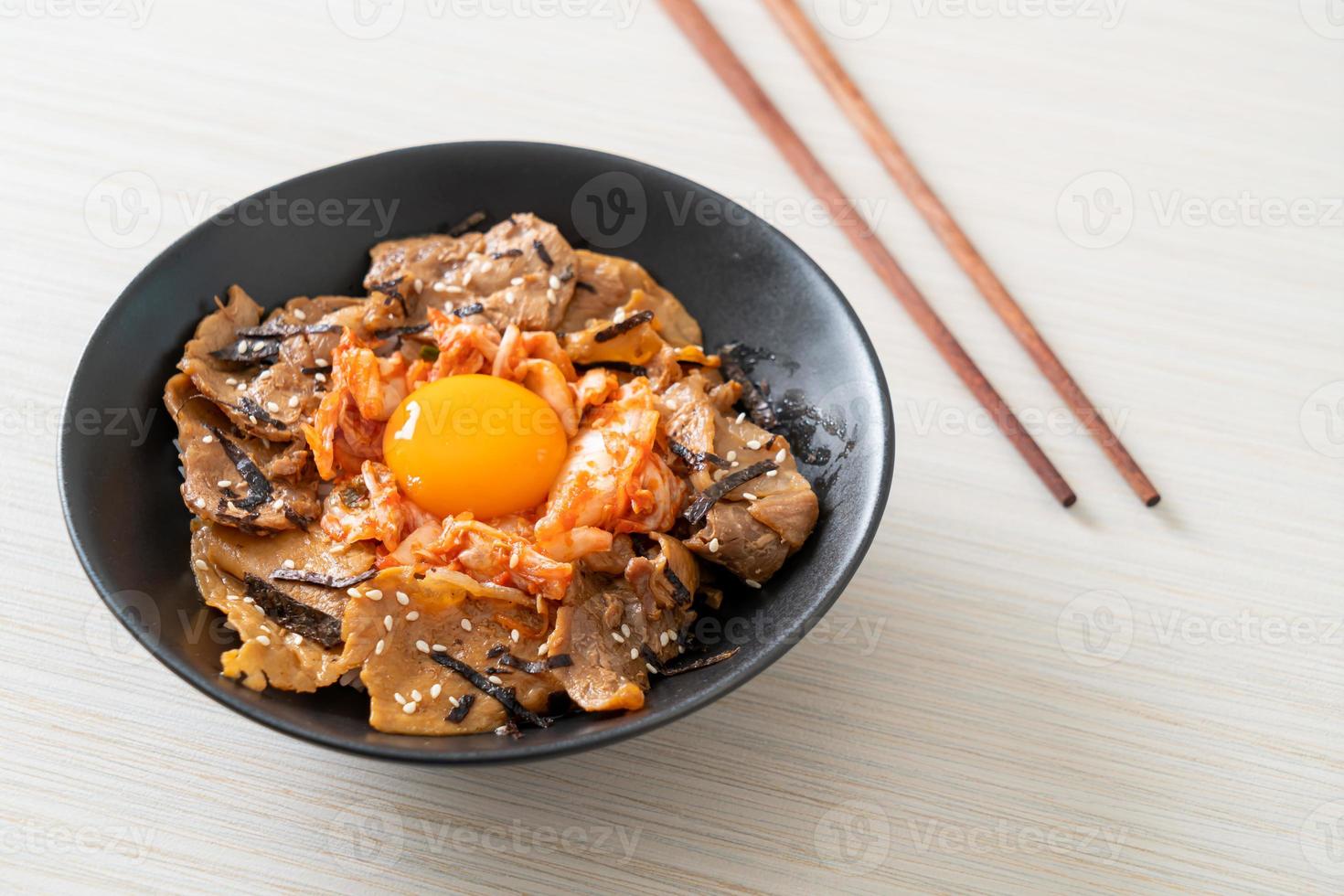 tazón de arroz bulgogi de cerdo con kimchi y huevo en escabeche coreano foto