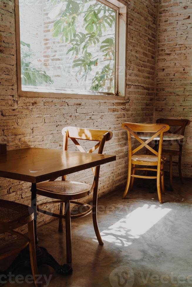 silla de madera vacía y mesa en el restaurante foto