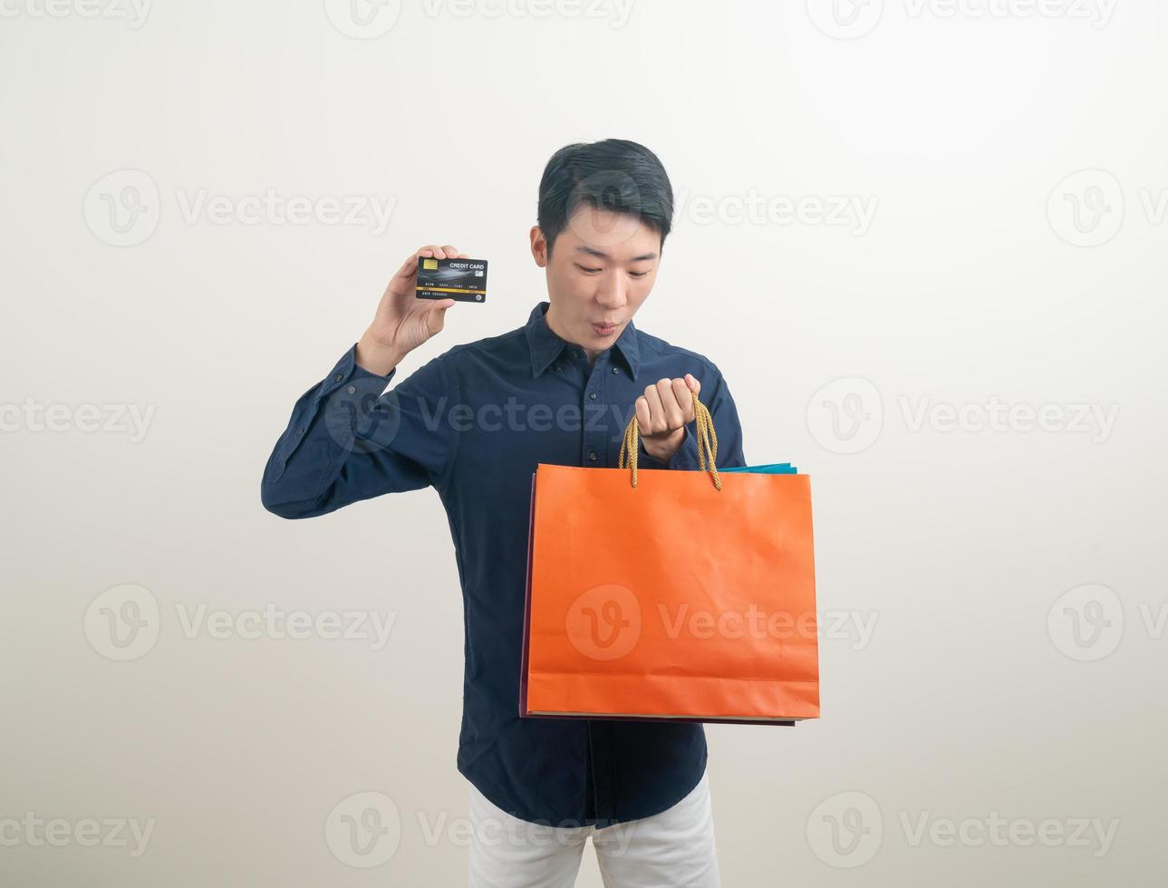 retrato, joven, asiático, hombre, tenencia, tarjeta de crédito, y, bolsa de compras foto