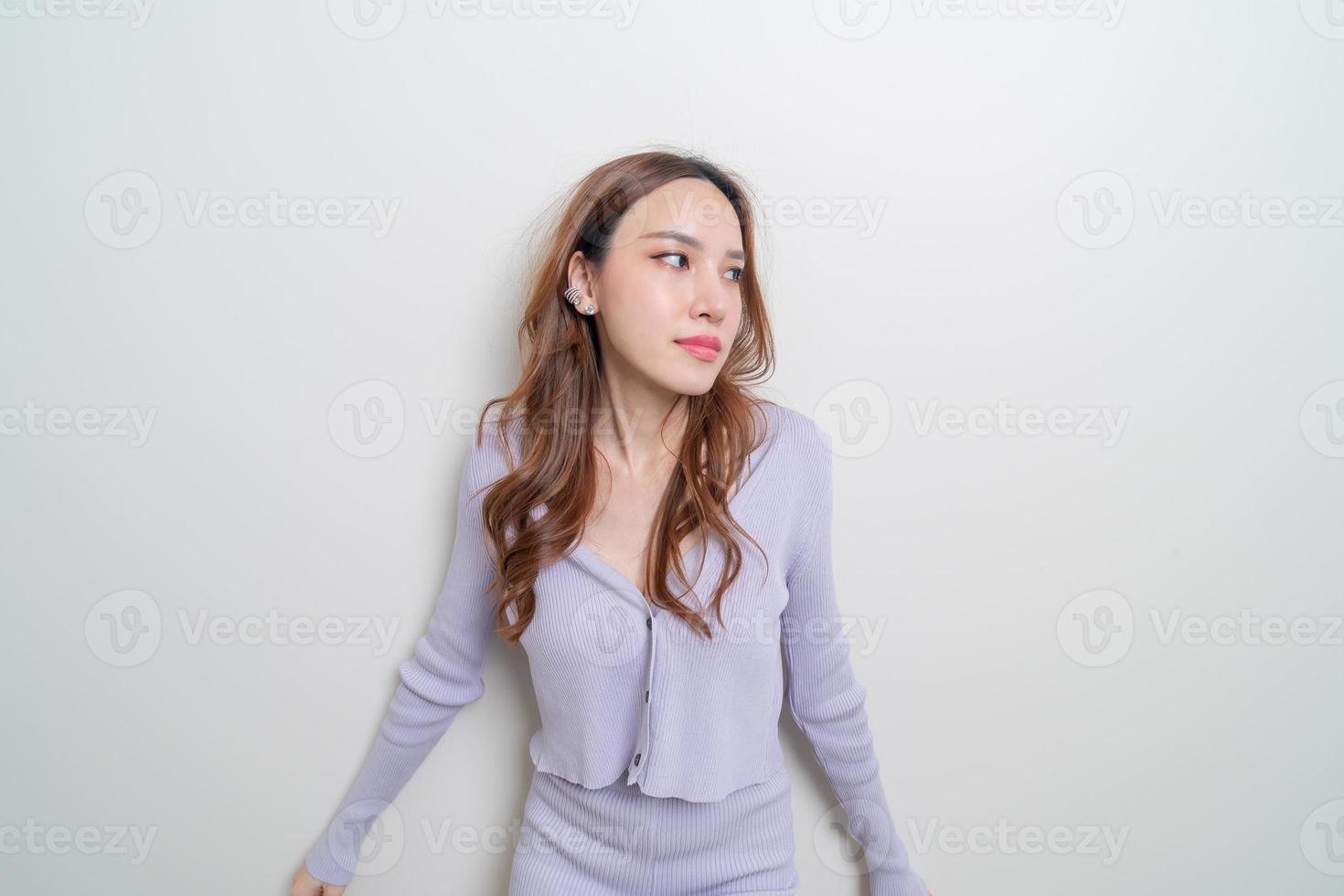 retrato, mujer hermosa, con, sentimiento feliz, y, sonriente foto