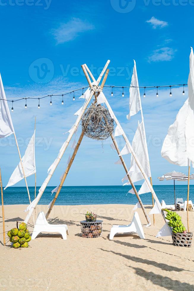 Patio mesa y silla al aire libre en la playa con fondo de playa de mar foto