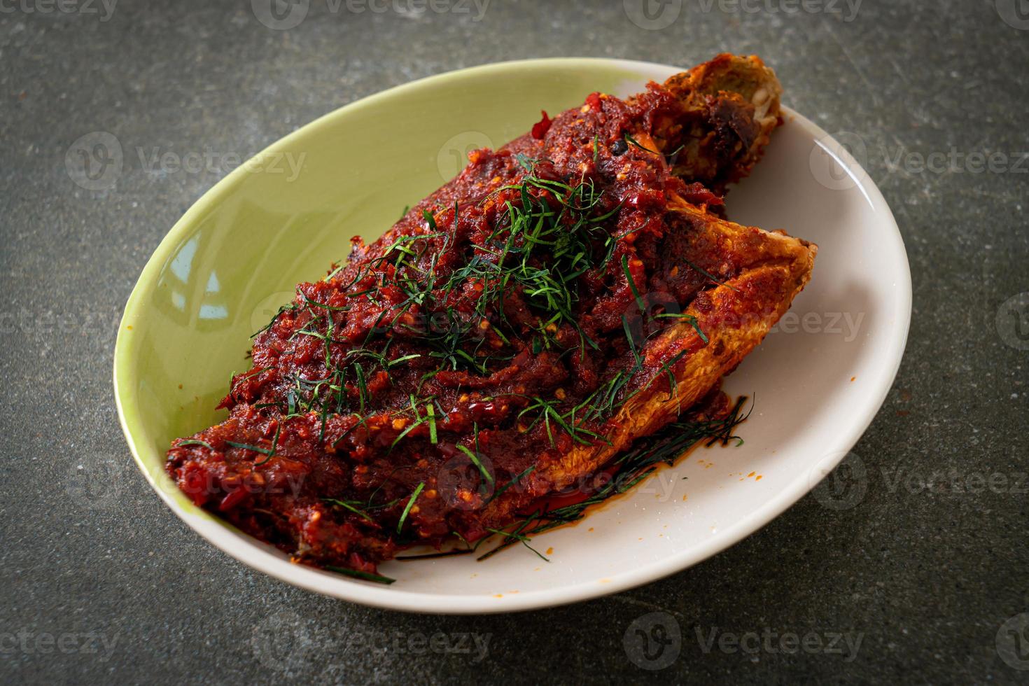 pescado frito y salsa picante foto