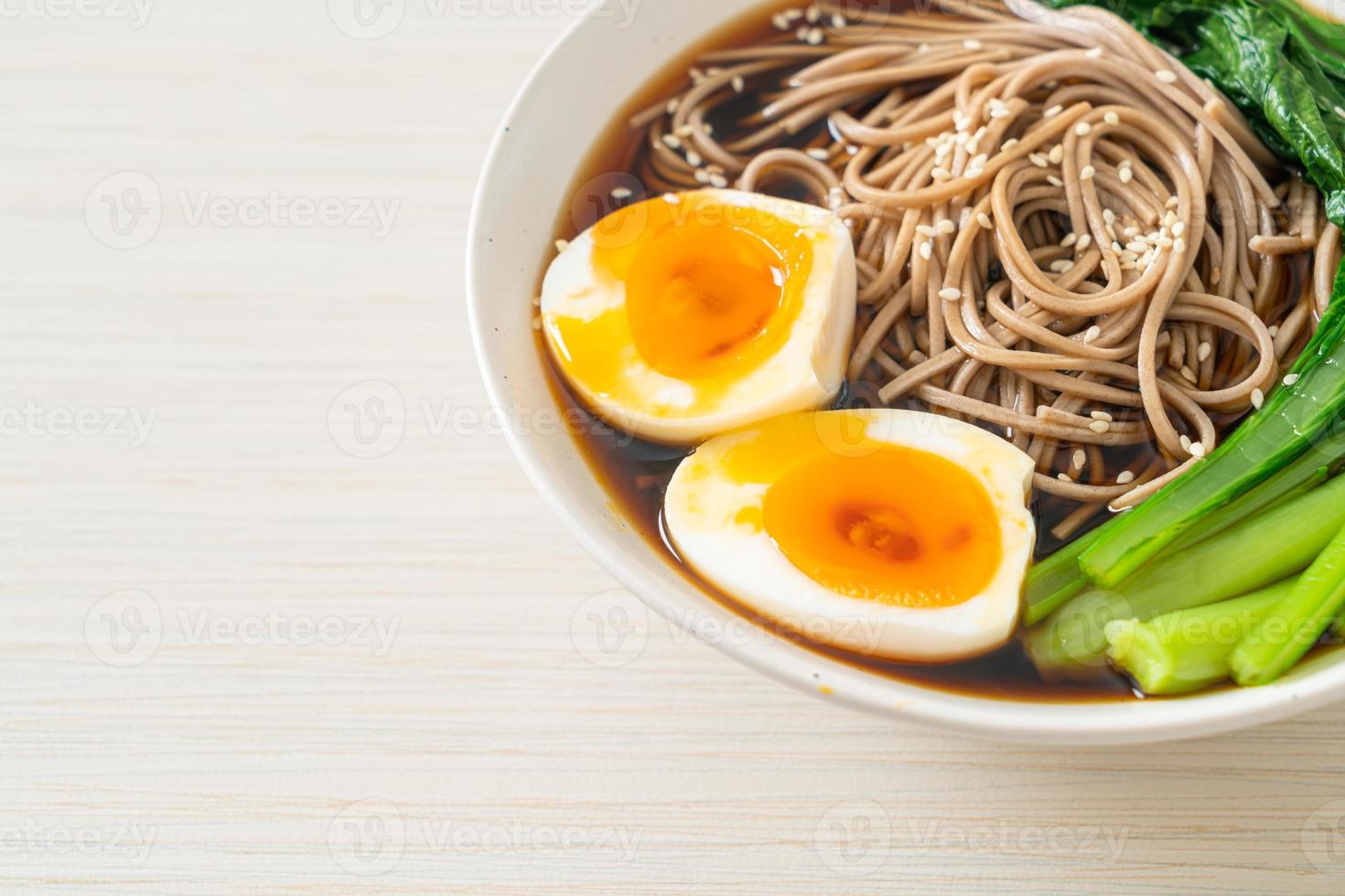 fideos ramen con huevo - estilo de comida vegana o vegetariana foto