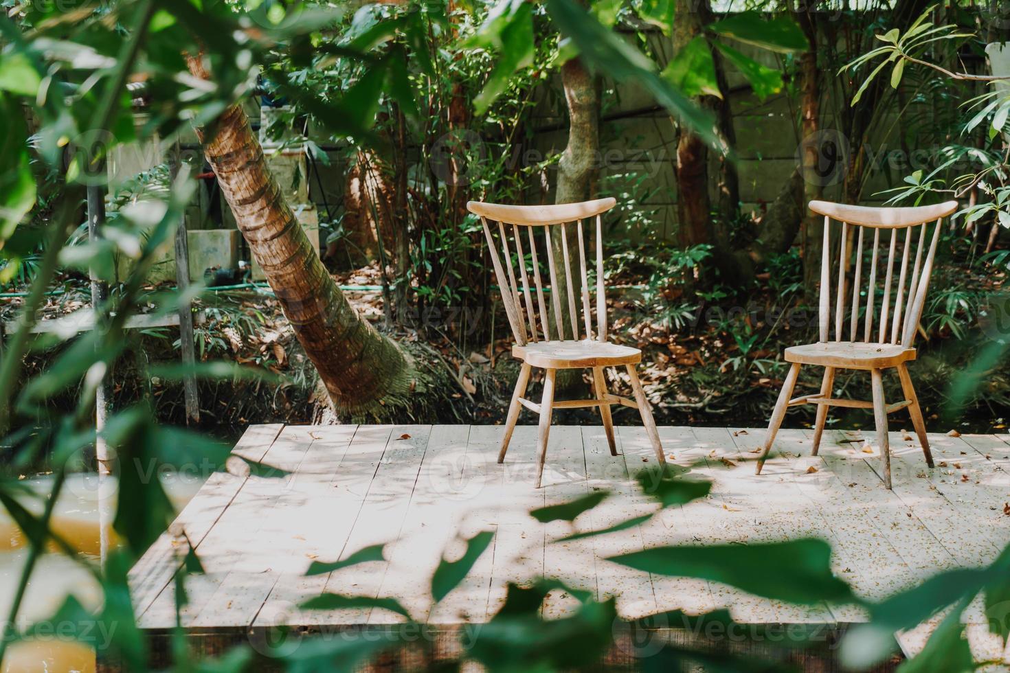 silla de madera vacía y mesa en el jardín foto