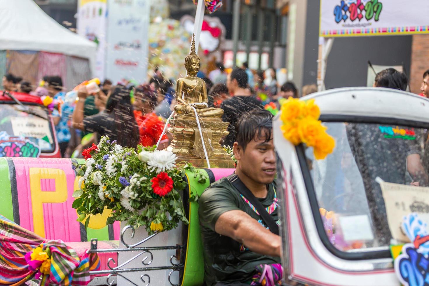 bangkok songkran festival siam square 2016, el festival songkran se celebra en tailandia como el tradicional día de año nuevo del 13 al 15 de abril. foto