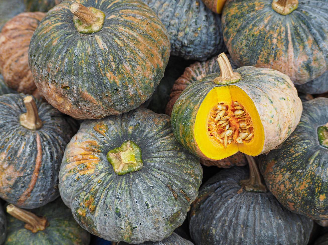 montón de calabazas frescas a la venta en el mercado fresco foto