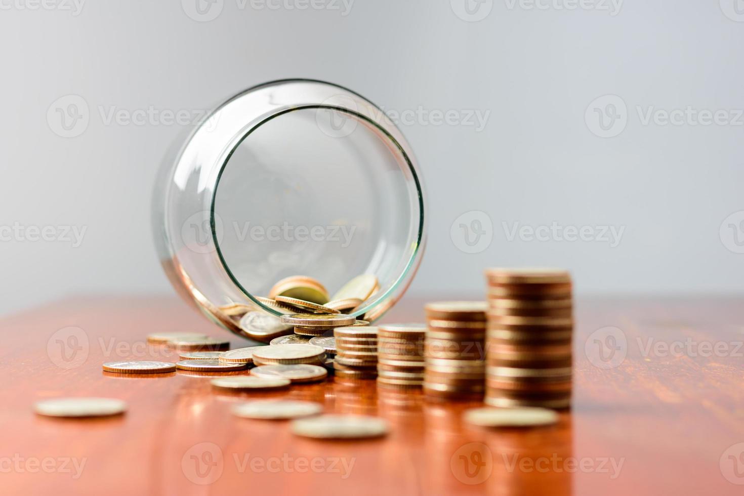 cerrar clasificar las monedas en sexto lugar del frasco sobre la mesa. foto