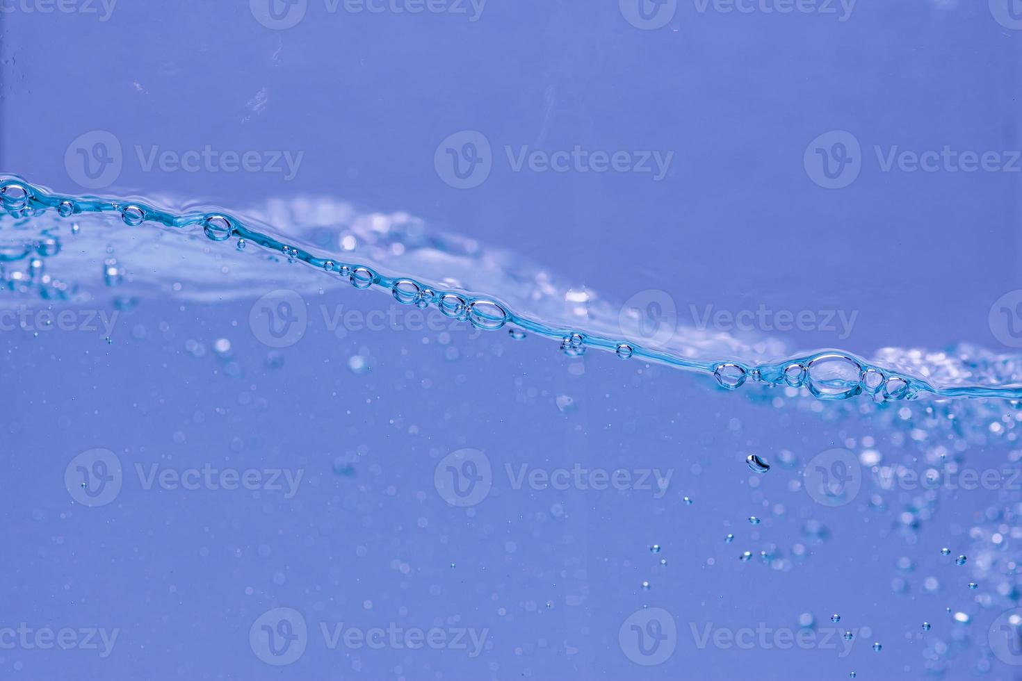 burbujas de agua y aire sobre fondo blanco con espacio para texto foto
