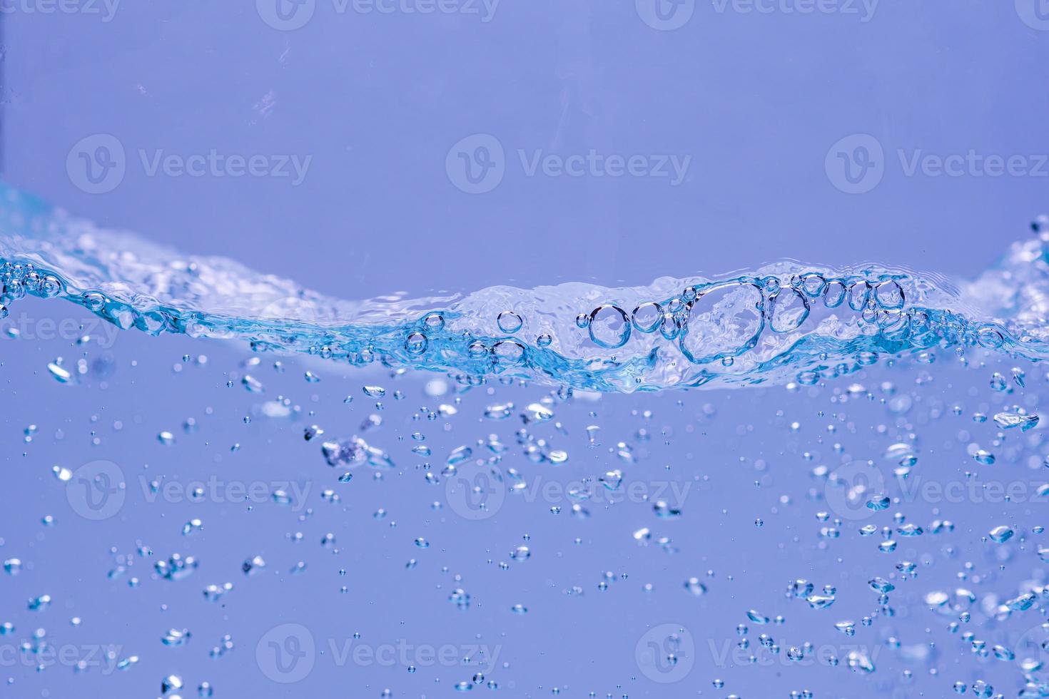 burbujas de agua y aire sobre fondo blanco con espacio para texto foto