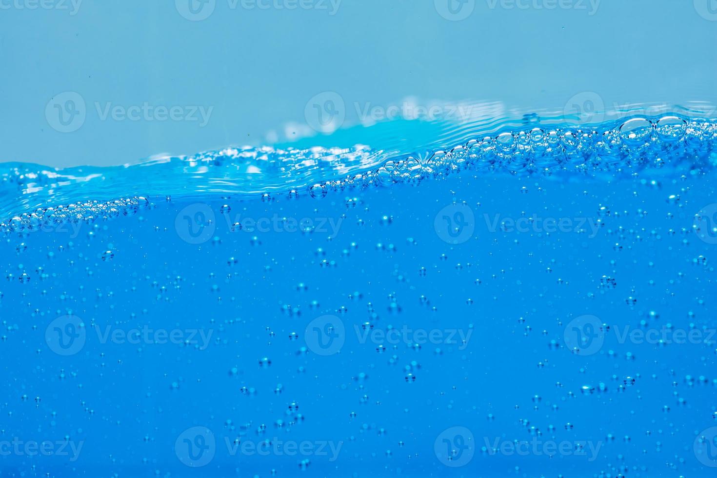 burbujas de agua y aire sobre fondo blanco con espacio para texto foto