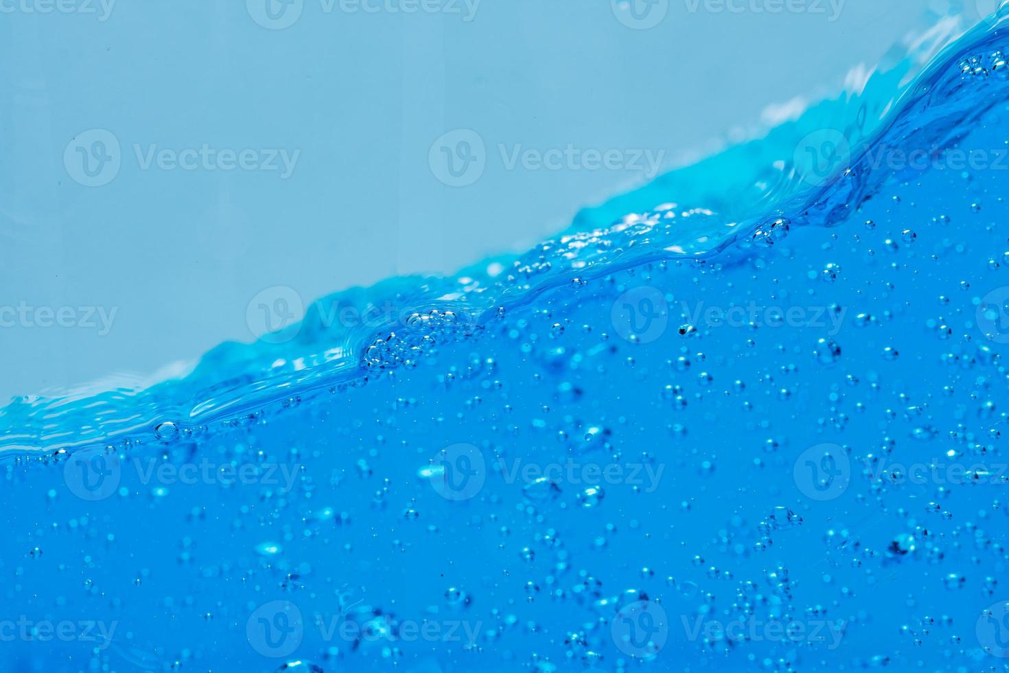 burbujas de agua y aire sobre fondo blanco con espacio para texto foto