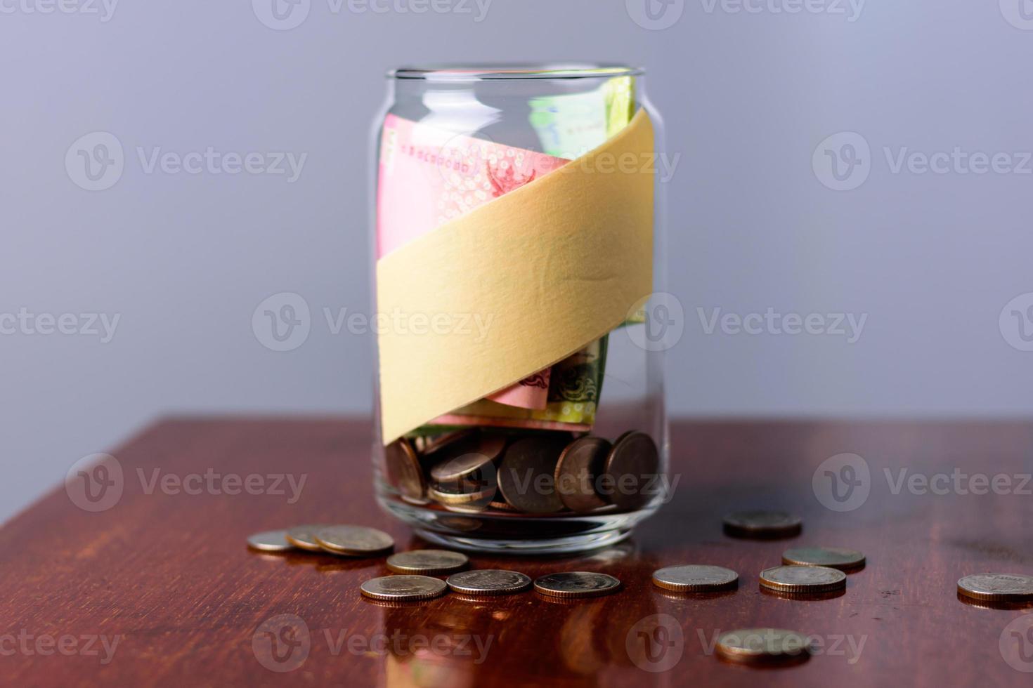 tarro de dinero para hacer cosas en la mesa. foto