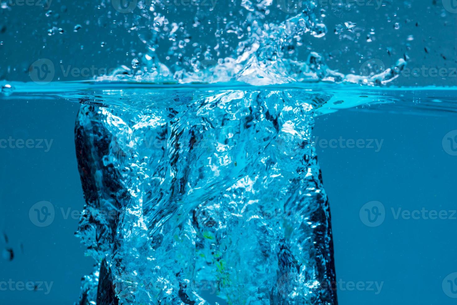 superficie de agua azul sobre fondo blanco foto