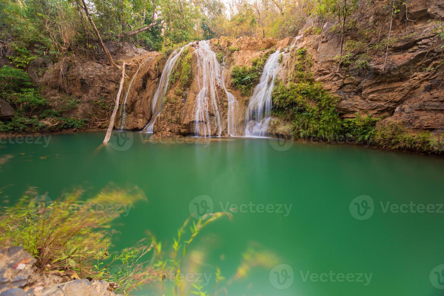 cascadas en el parque nacional del norte de tailandia, provincia de lamphun, tailandia foto