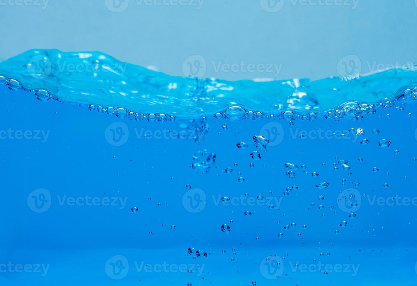 burbujas de agua y aire sobre fondo blanco con espacio para texto foto