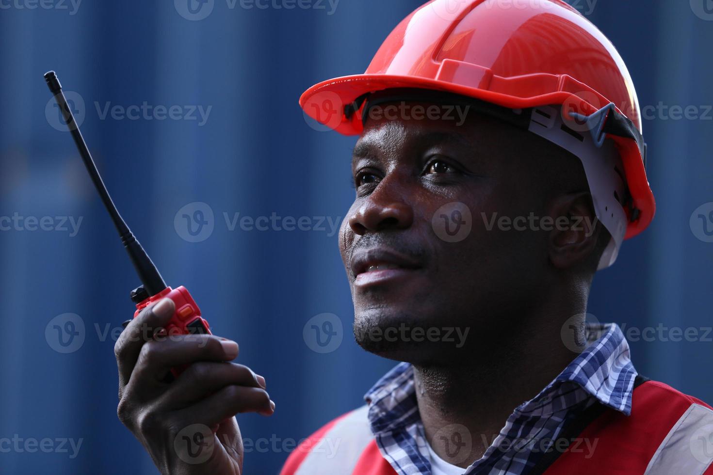 trabajador de la industria controla la carga de contenedores en la terminal de contenedores foto