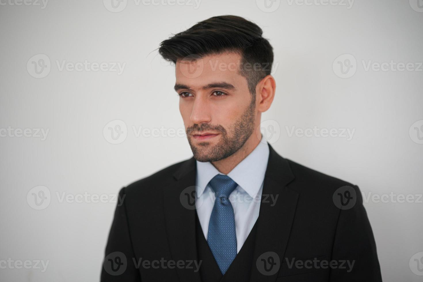 elegante joven guapo caucásico sobre fondo blanco, retrato de moda de estudio. foto