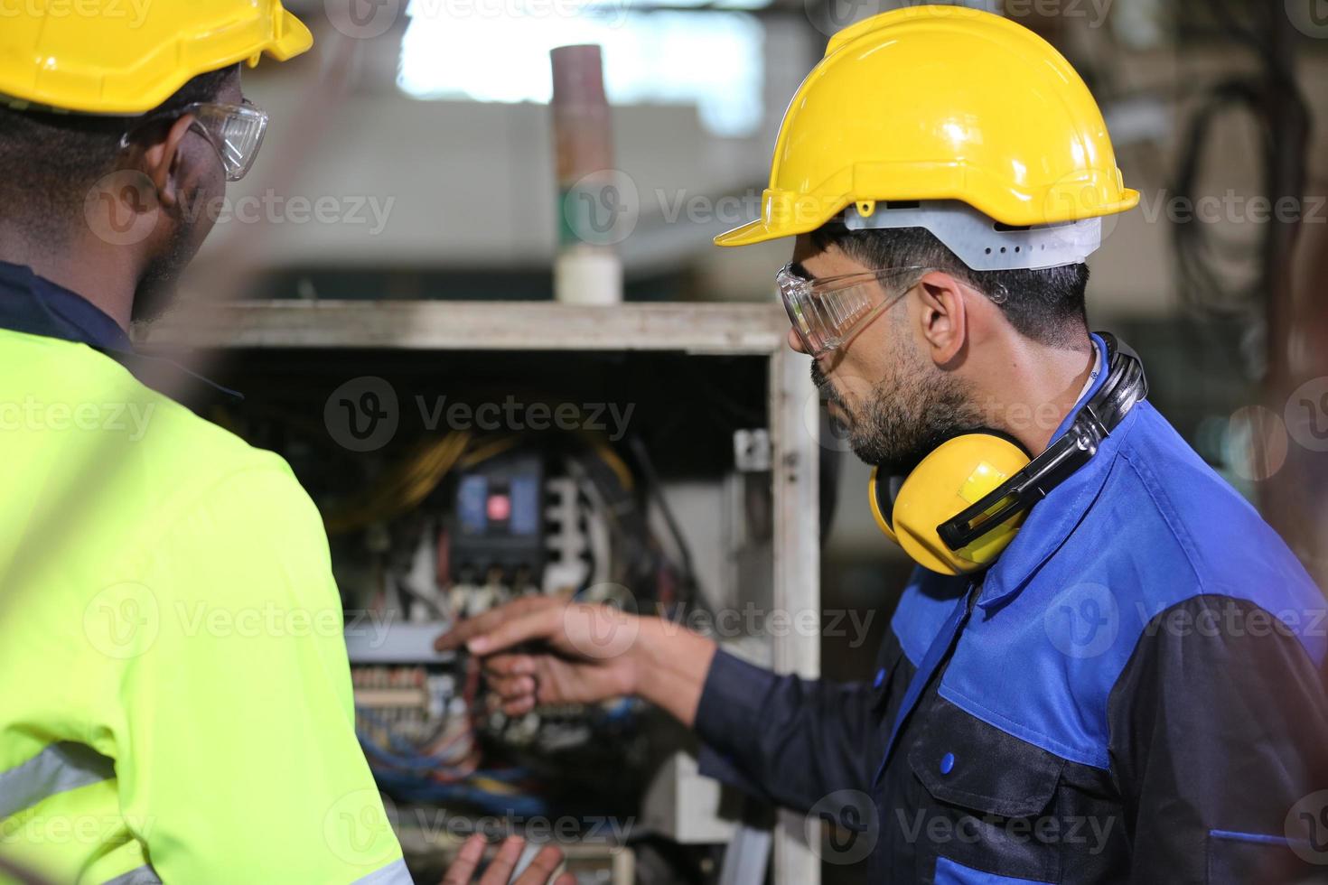 hombres profesionales, ingenieros, habilidades de los trabajadores, calidad, mantenimiento, trabajadores de la industria de capacitación, taller de almacén para operadores de fábrica, producción de equipos de ingeniería mecánica. foto