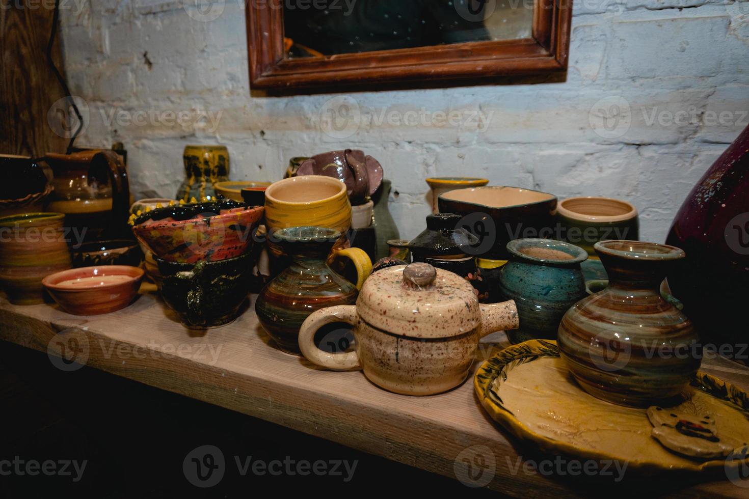 vajilla de cerámica hecha a mano, colección de coloridas cerámicas de barro. foto