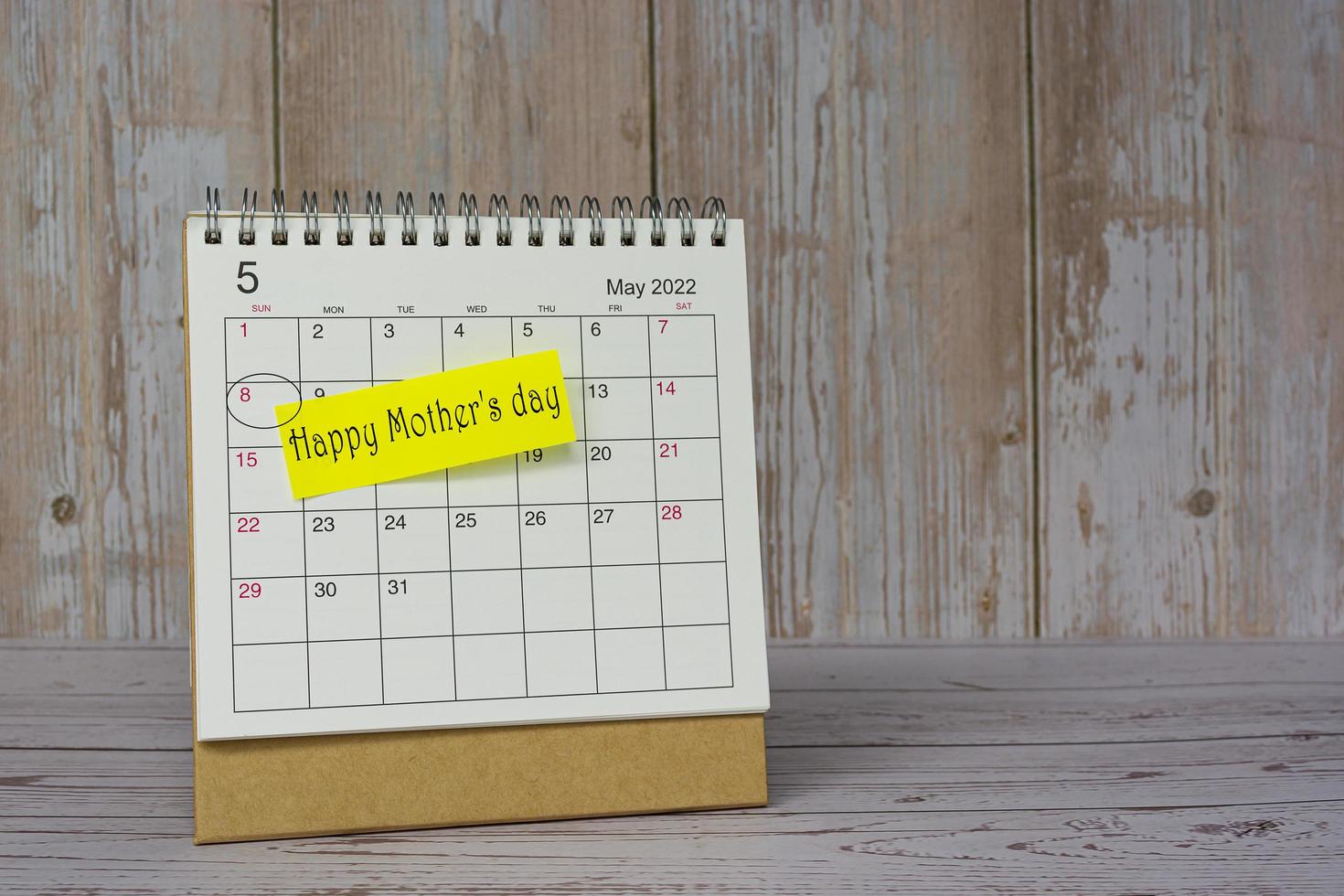 Happy Mother's Day written on stick note on white May 2022 calendar. photo