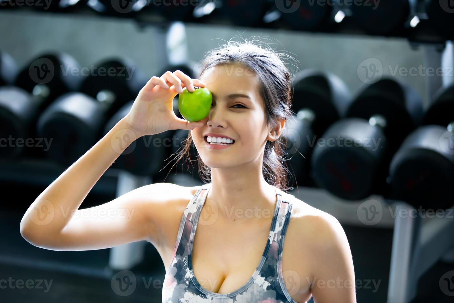 joven mujer asiática entrena y hace ejercicio en el gimnasio. foto