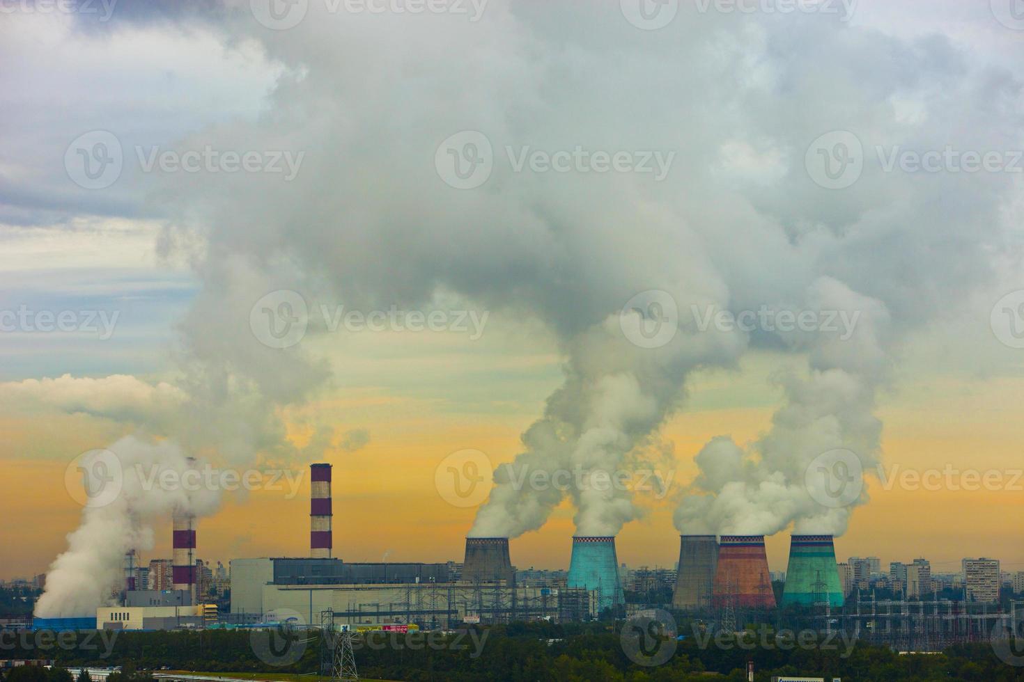 varias chimeneas de la planta de calefacción sueltan columnas de vapor o humo blanco. Calefacción de edificios residenciales, oficinas y empresas. el trabajo de la planta de calefacción de la ciudad foto