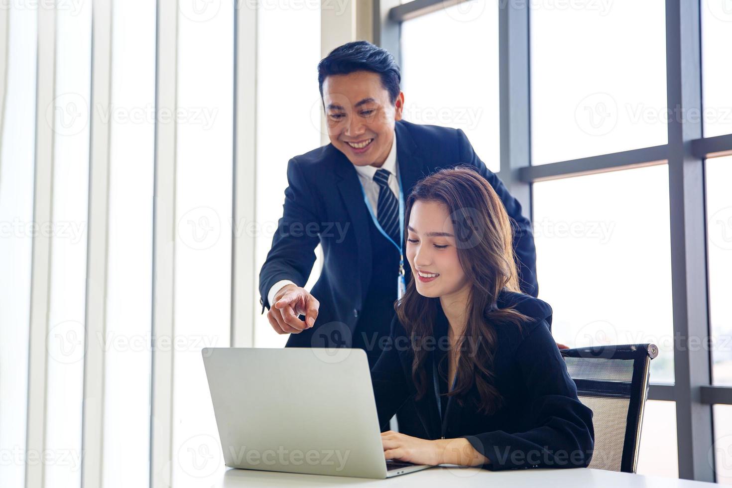 joven equipo de negocios de puesta en marcha trabajando en la sala de reuniones. foto