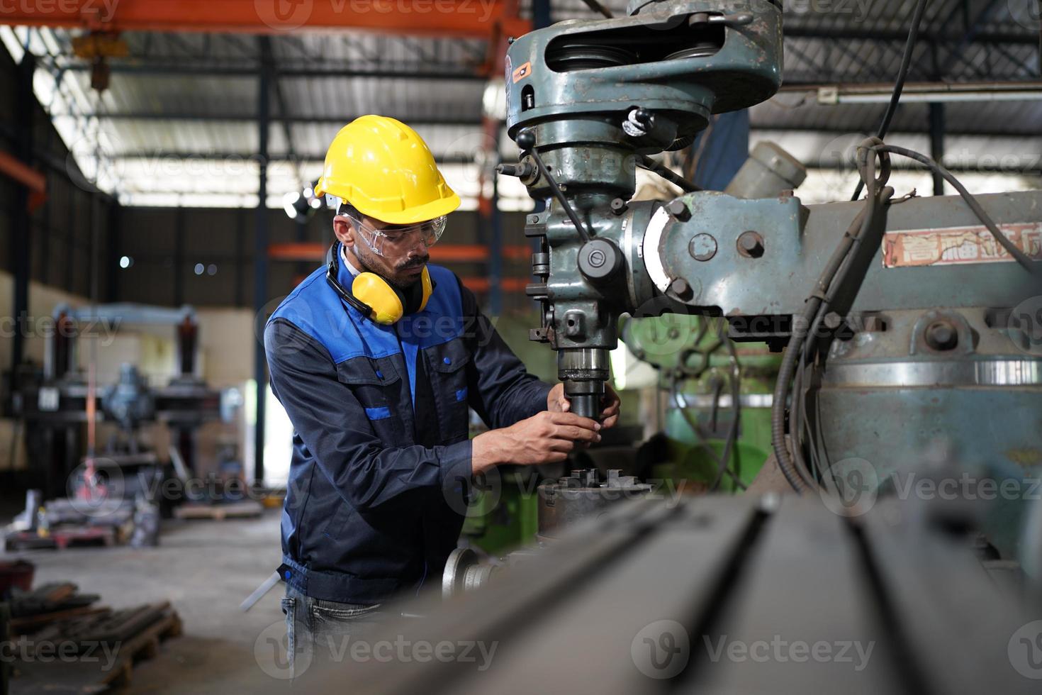 hombres profesionales, ingenieros, habilidades de los trabajadores, calidad, mantenimiento, trabajadores de la industria de capacitación, taller de almacén para operadores de fábrica, producción de equipos de ingeniería mecánica. foto