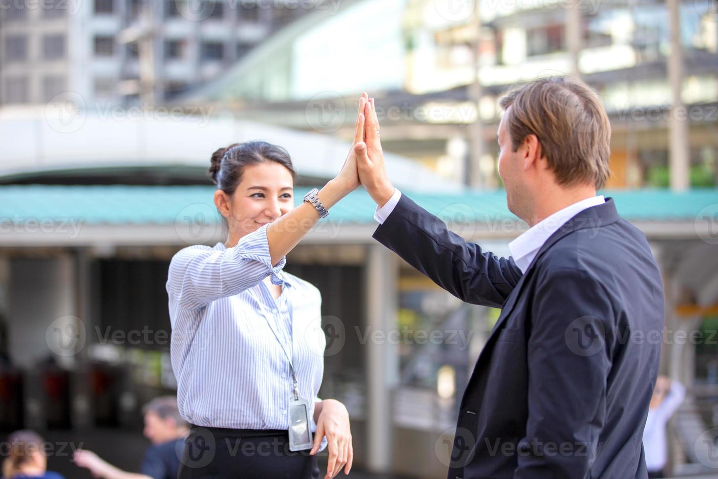 los empresarios exitosos que se unen se ensanchan mostrando una fuerte relación de comunidad de trabajadores. un equipo de hombres de negocios y mujeres de negocios que expresan un sólido trabajo en equipo en la oficina moderna. foto