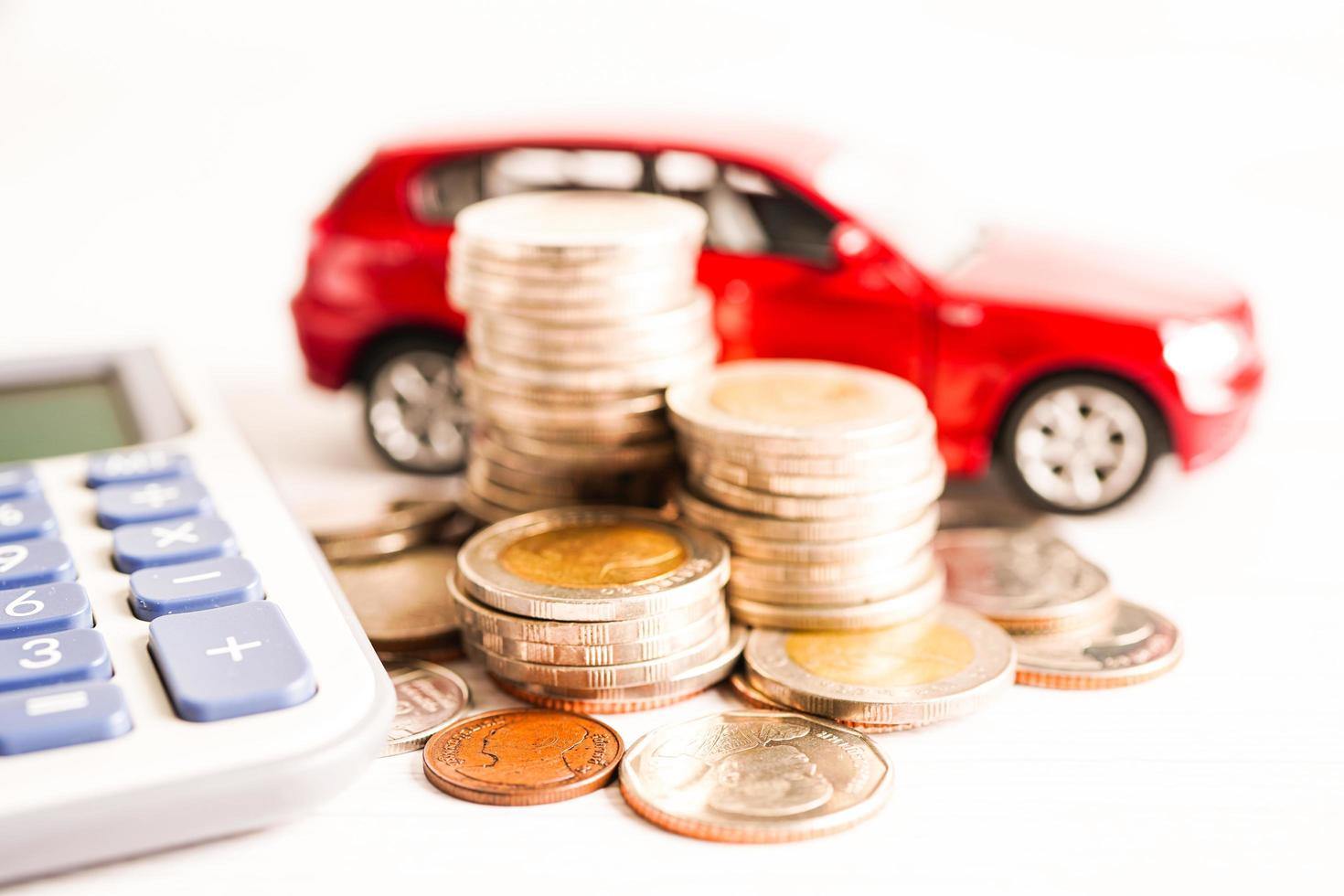 coche en monedas dinero, banco de ahorro, finanzas, pago a plazos, interés de préstamo de coche. foto