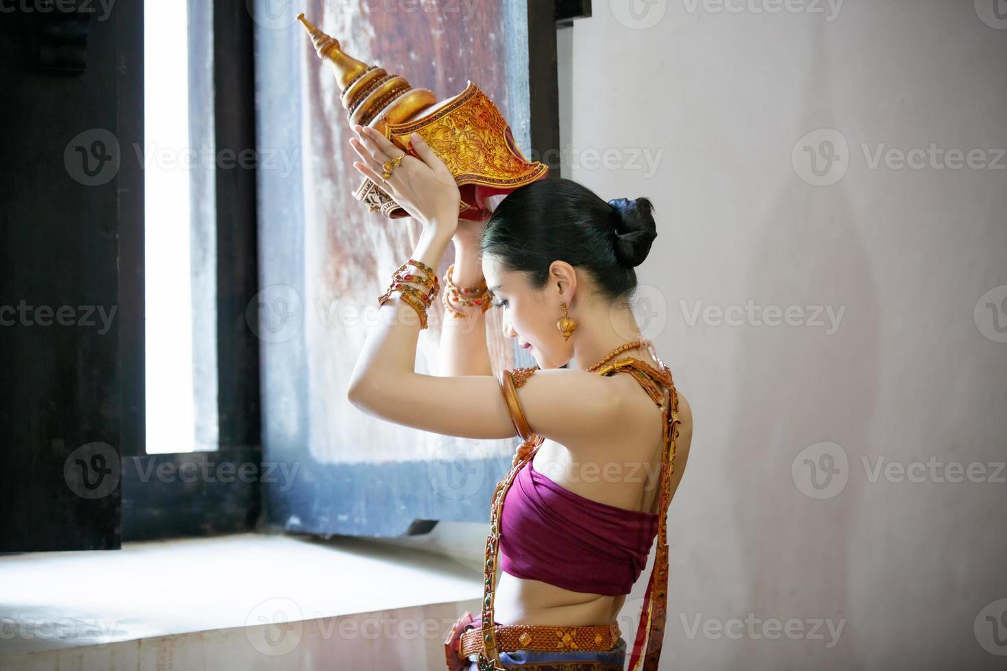 mujer de asia con vestido tradicional tailandés, el traje del vestido nacional de la antigua tailandia. foto