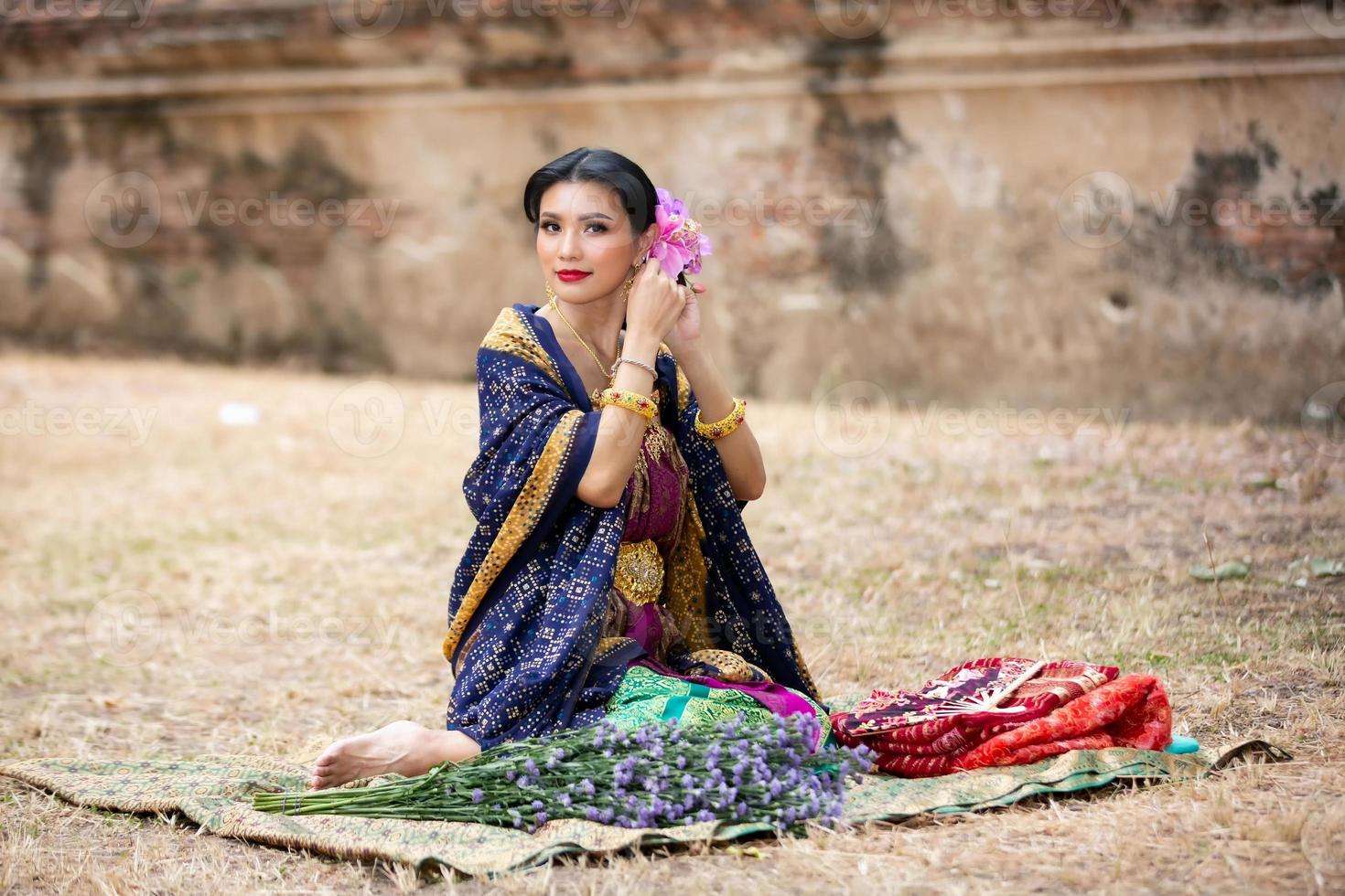 señora balinesa en traje tradicional foto