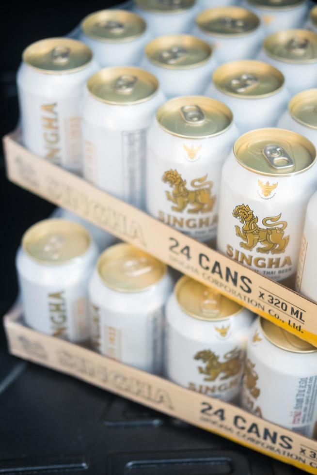 Limitado preocuparse gastar bangkok, tailandia - 10 de abril de 2022 lata de cerveza singha 320 ml en  paquetes de 24 latas. Cerveza singha cervezas de marca tailandesa. 7067384  Foto de stock en Vecteezy