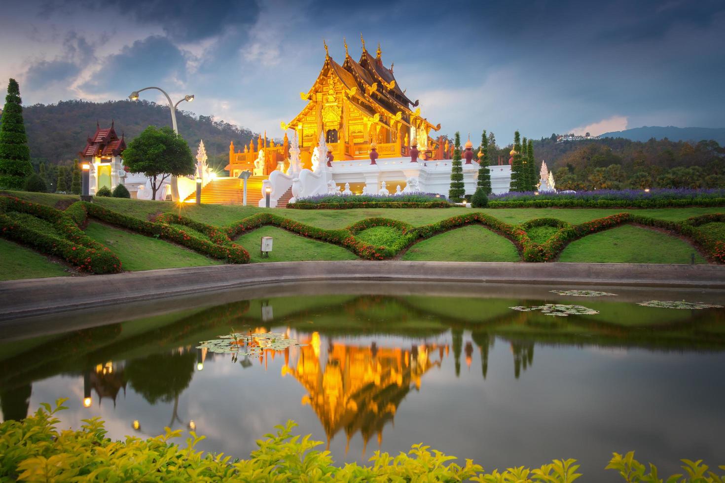 ho kham luang en royal flora expo, arquitectura tradicional tailandesa al estilo lanna, chiang mai, tailandia foto