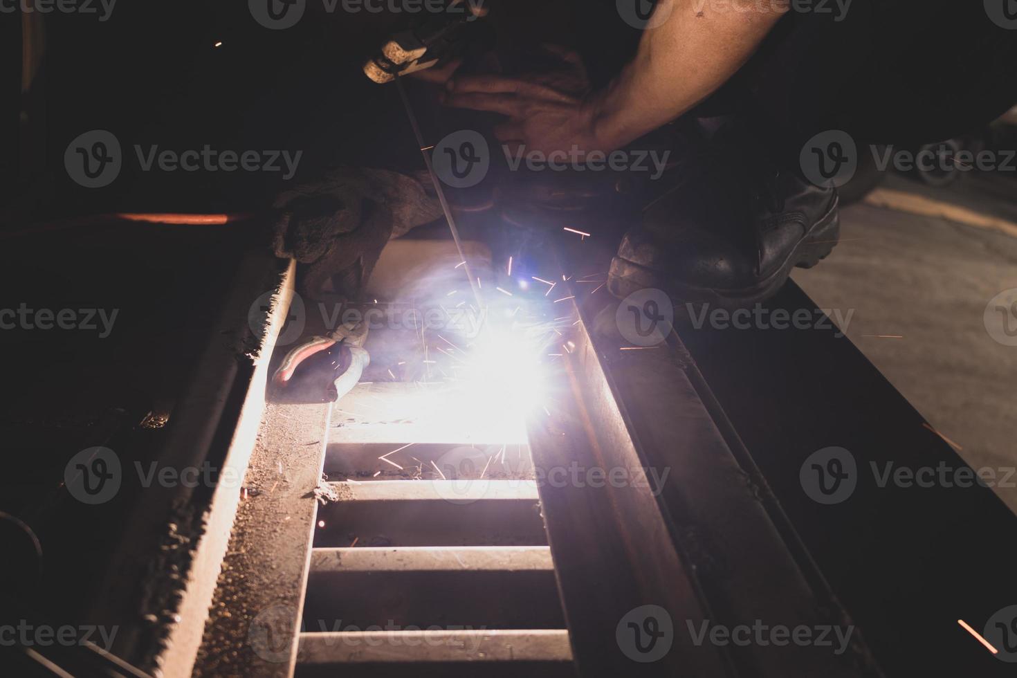 soldador, soldadura de piezas de automóviles en una fábrica de automóviles foto