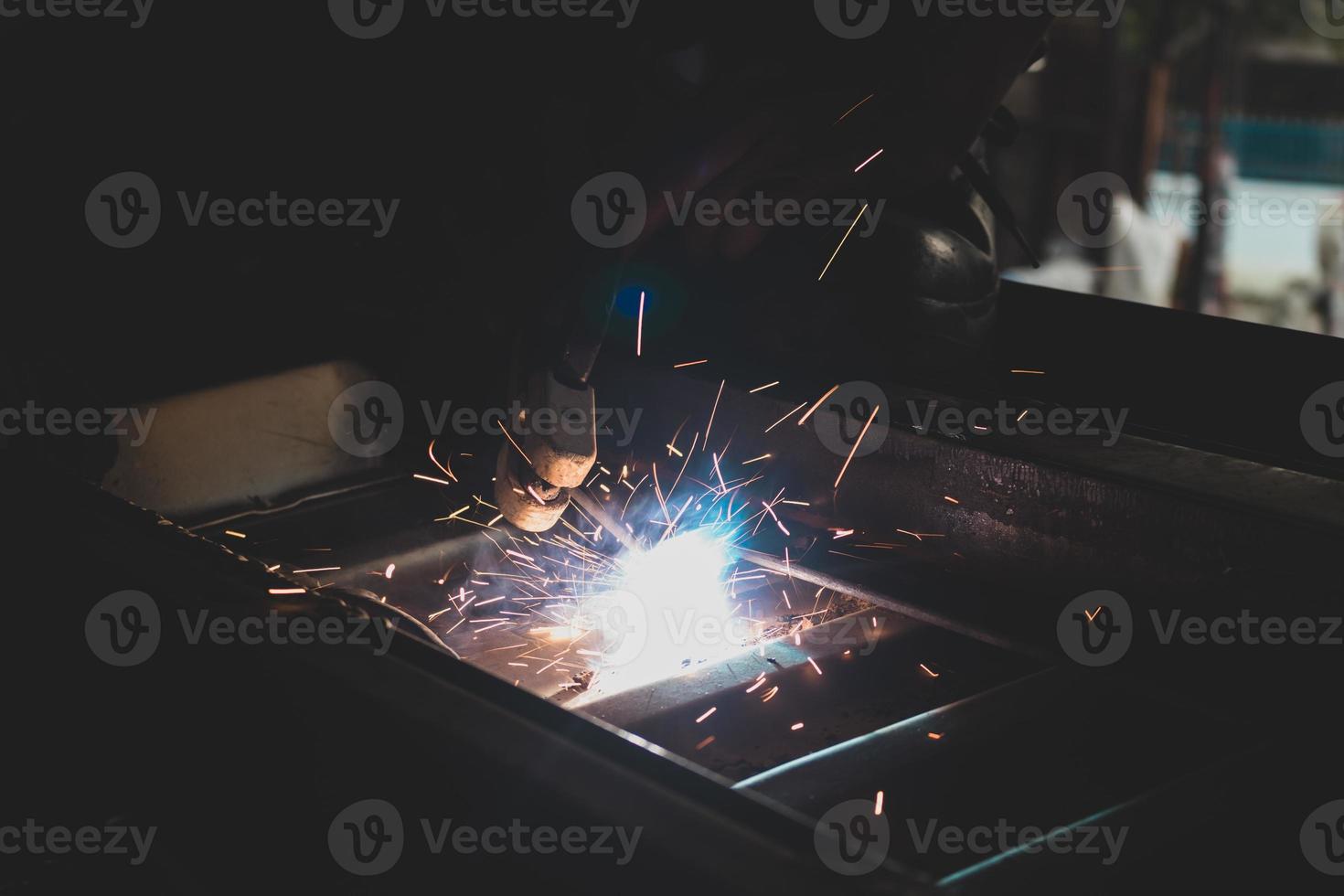 soldador, soldadura de piezas de automóviles en una fábrica de automóviles foto