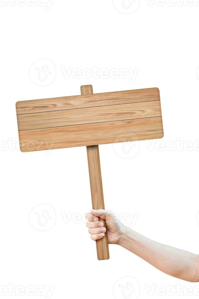 mano que sostiene el cartel de madera aislado sobre fondo blanco. con trazado de recorte. foto