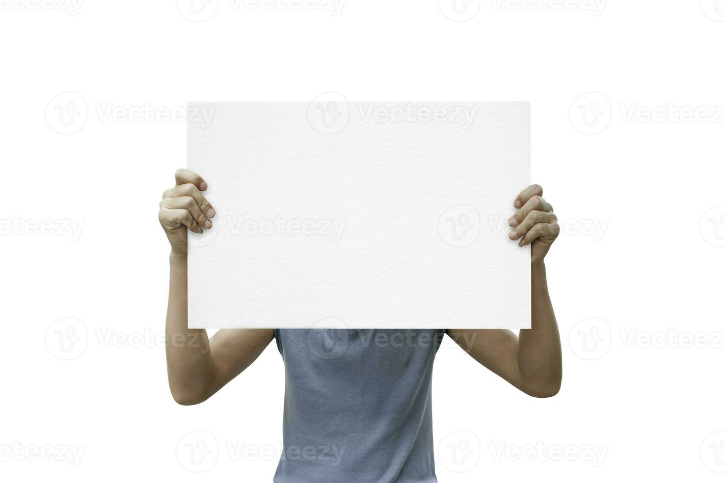 manos del hombre sosteniendo papel aislado sobre fondo blanco. con trazado de recorte. foto
