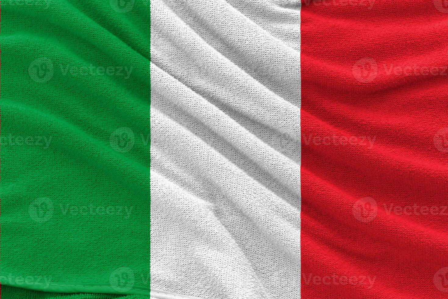 bandera nacional de textura ondulada de tela de italia. foto
