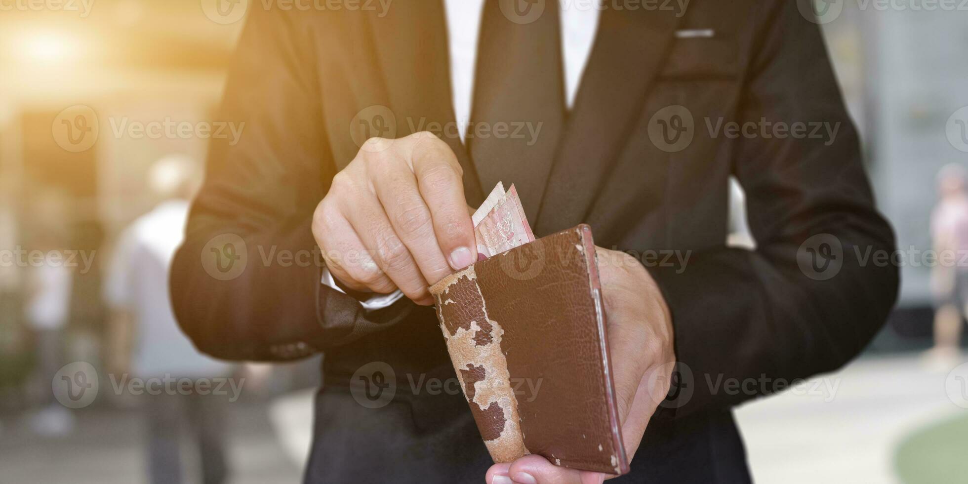 mano de hombre de negocios con cartera de cuero abierta con dinero en efectivo. concepto de negocios y finanzas. foto