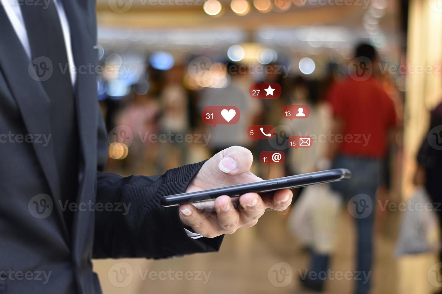 hombre de negocios usando teléfono inteligente con icono de red social, espacio de copia. idea para negocios, banca en línea, tecnología, enviar sms. foto